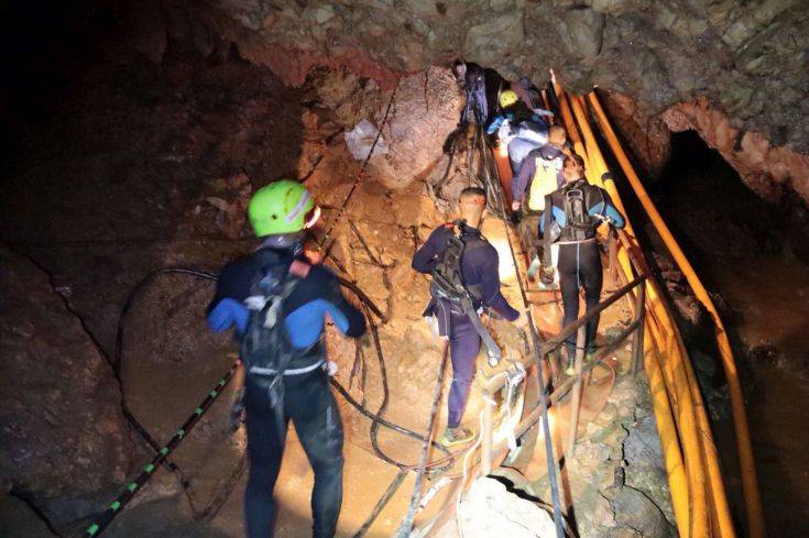 Συνολικά έξι αγόρια έχουν βγει μέχρι στιγμής από το σπήλαιο στην Ταϊλάνδη