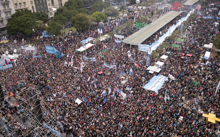 Δεκάδες χιλιάδες άνθρωποι στους δρόμους του Μπουένος Άιρες κατά του ΔΝΤ