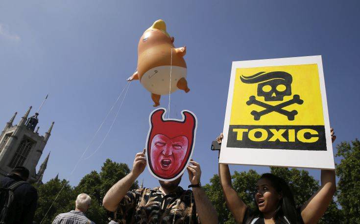 Δεκάδες χιλιάδες Βρετανοί φώναξαν: «Ο Τραμπ δεν είναι ευπρόσδεκτος»