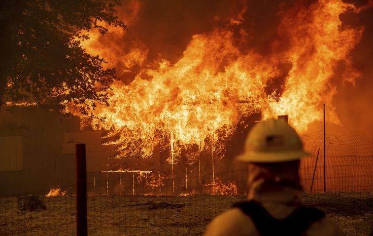 Οι ηπιότεροι άνεμοι δημιουργούν ελπίδες για τη μάχη κατά των φονικών πυρκαγιών στην Καλιφόρνια