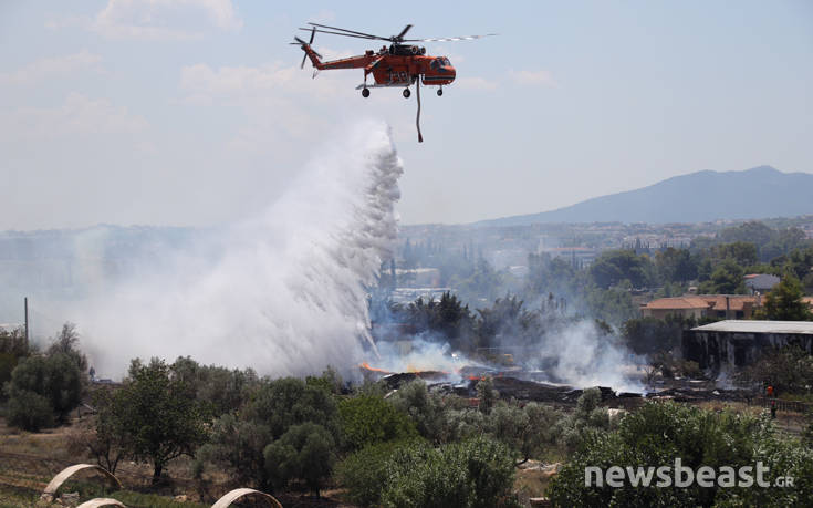 Ελικόπτερο συμμετέχει στην επιχείρηση κατάσβεσης στο Μενίδι