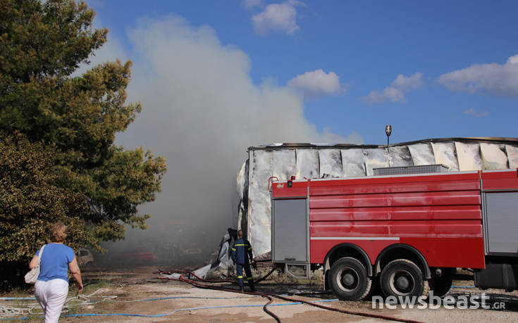 Υπό μερικό έλεγχο η πυρκαγιά σε επιχείρηση στο Μενίδι