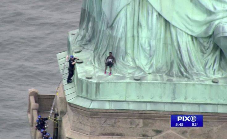 Γυναίκα σκαρφάλωσε στο Άγαλμα της Ελευθερίας
