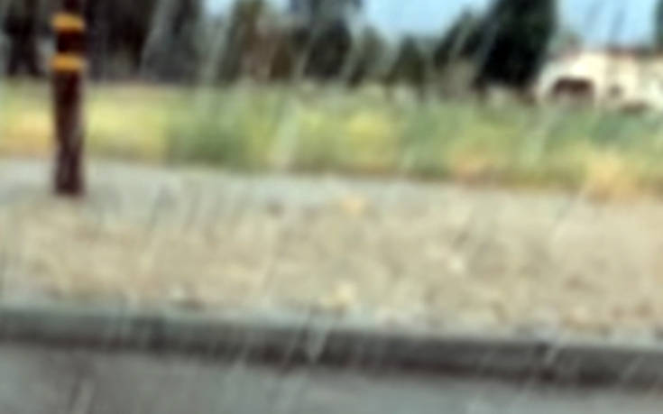 Άνοιξε το παράθυρο του αυτοκινήτου ενώ έβρεχε και να τι έπαθε