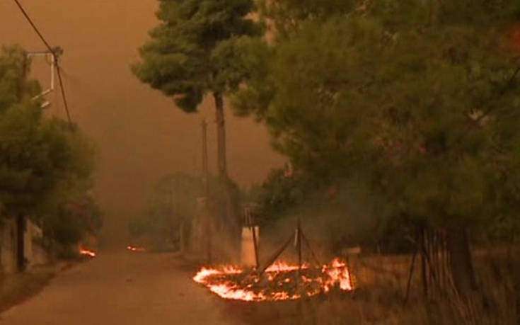 Σε κατοικημένη περιοχή πλησιάζουν οι φλόγες στην Κινέτα