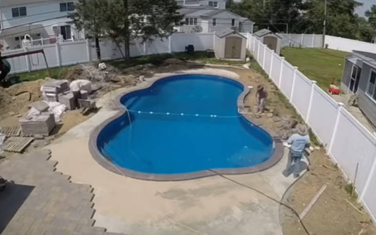 Time lapse βίντεο δείχνει την κατασκευή μιας πισίνας