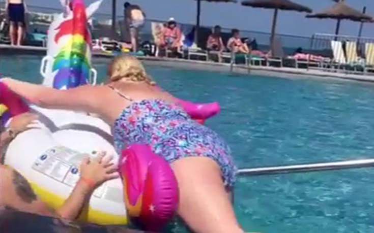 Τίποτα δεν μπορεί να την εμποδίσει ν&#8217; ανέβει στο φουσκωτό μονόκερο