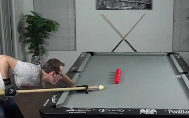 Ο τύπος που κάνει κόλπα στο μπιλιάρδο με ένα σκουπόξυλο