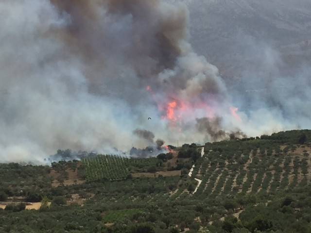 Ανεξέλεγκτη η πυρκαγιά στον Αποκόρωνα Χανίων