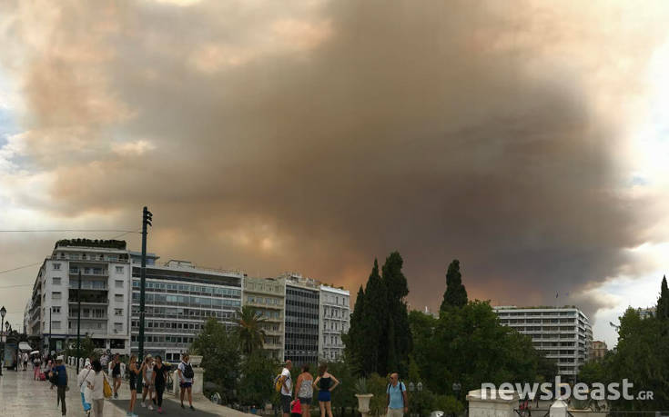 Ο καπνός από τη φωτιά στην Κινέτα έφτασε στο Σύνταγμα