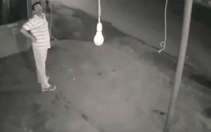 Τι κάνει ο άνθρωπος για να πάρει μια λάμπα