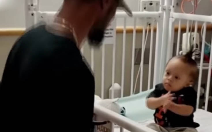 Μπαμπάς χορεύει για τον γιο του που μόλις τελείωσε τον πρώτο κύκλο χημειοθεραπείας