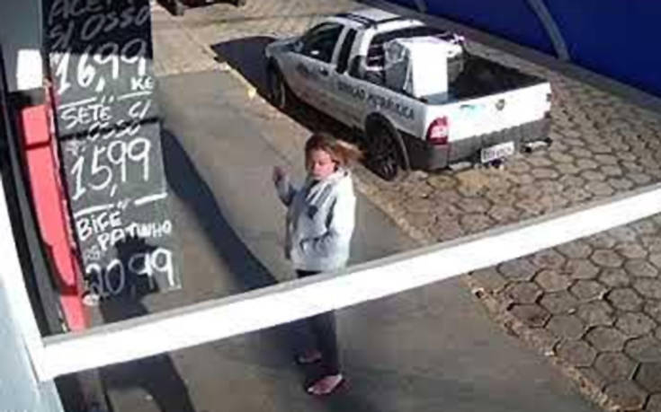 Ιπτάμενη μοτοσυκλέτα περνάει ξυστά πάνω από γυναίκα