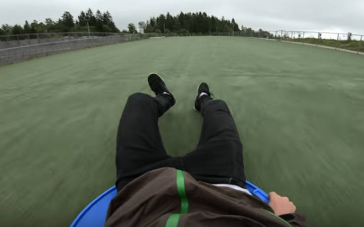 Κατεβαίνοντας μια πίστα του σκι χωρίς χιόνι