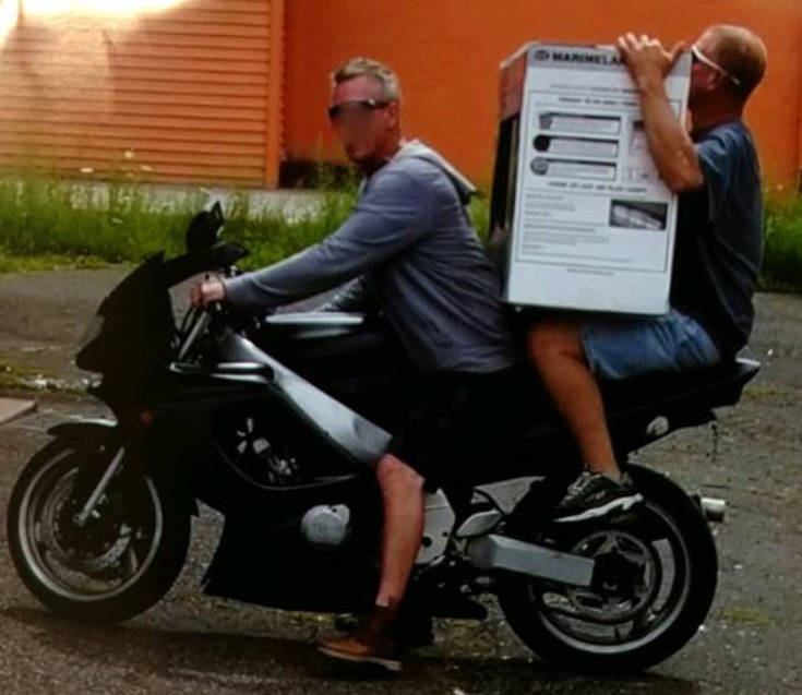 Προσπάθησαν να διαφύγουν με μοτοσικλέτα, κουβαλώντας ένα μεγάλο ενυδρείο