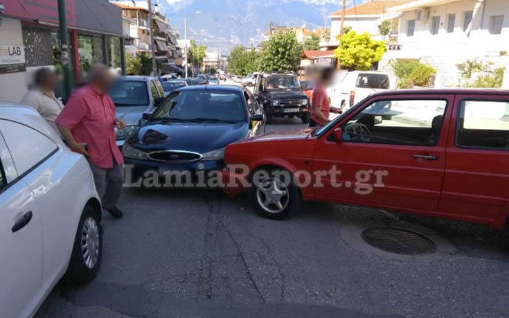 Αυτοκίνητο πήρε την κατηφόρα και βρέθηκε στη μέση του δρόμου