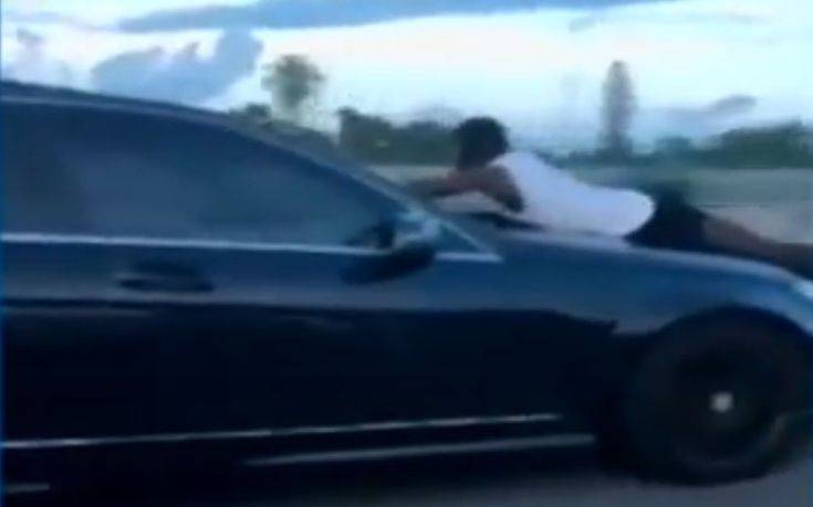 Γυναίκα οδηγούσε σε αυτοκινητόδρομο με έναν άντρα πάνω στο καπό