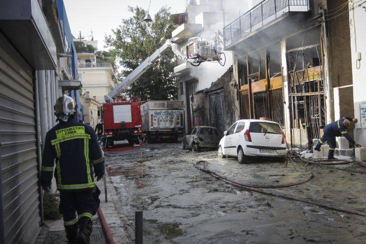 Υπό μερικό έλεγχο η πυρκαγιά στο Μεταξουργείο