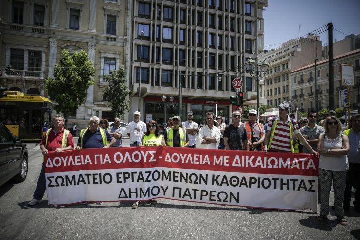 Συγκέντρωση συμβασιούχων των δήμων έξω από το υπουργείο Εσωτερικών