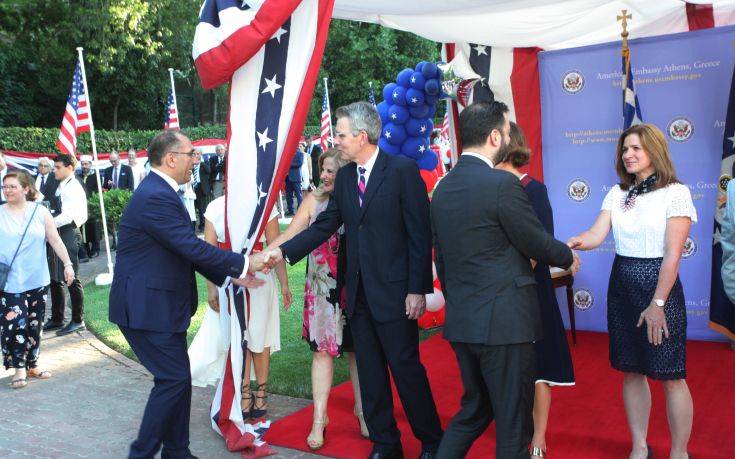 ÁÈÇÍÁ-Äåîßùóç ôïõ Áìåñéêáíïý ÐñÝóâç ÔæÝöñõ ÐÜéô ãéá ôçí åèíéêÞ åïñôÞ ôùí ÇÐÁ , ÇìÝñá Áíåîáñôçóßáò. (Eurokinissi-ÌÐÏÍÇÓ ×ÑÇÓÔÏÓ) ÁÈÇÍÁ-Äåîßùóç ôïõ Áìåñéêáíïý ÐñÝóâç ÔæÝöñõ ÐÜéô ãéá ôçí åèíéêÞ åïñôÞ ôùí ÇÐÁ , ÇìÝñá Áíåîáñôçóßáò. (Eurokinissi-ÌÐÏÍÇÓ ×ÑÇÓÔÏÓ)