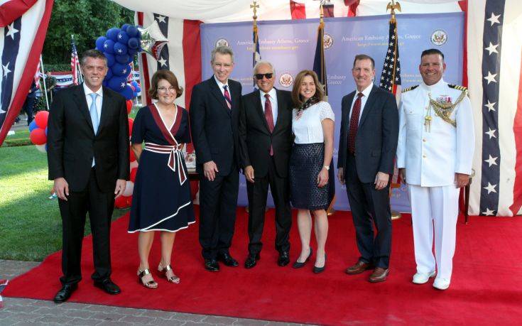 ÁÈÇÍÁ-Äåîßùóç ôïõ Áìåñéêáíïý ÐñÝóâç ÔæÝöñõ ÐÜéô ãéá ôçí åèíéêÞ åïñôÞ ôùí ÇÐÁ , ÇìÝñá Áíåîáñôçóßáò. (Eurokinissi-ÌÐÏÍÇÓ ×ÑÇÓÔÏÓ) ÁÈÇÍÁ-Äåîßùóç ôïõ Áìåñéêáíïý ÐñÝóâç ÔæÝöñõ ÐÜéô ãéá ôçí åèíéêÞ åïñôÞ ôùí ÇÐÁ , ÇìÝñá Áíåîáñôçóßáò. (Eurokinissi-ÌÐÏÍÇÓ ×ÑÇÓÔÏÓ)