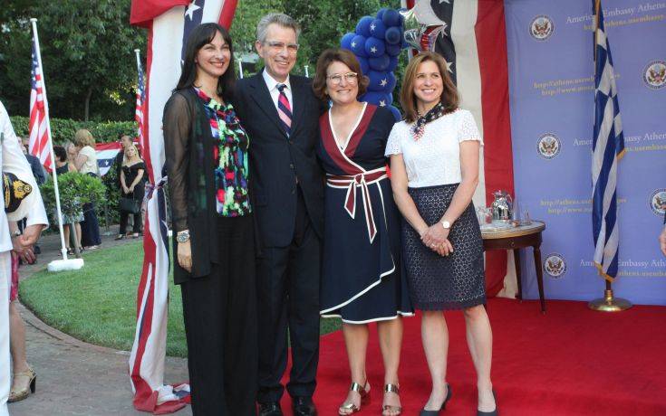 ÁÈÇÍÁ-Äåîßùóç ôïõ Áìåñéêáíïý ÐñÝóâç ÔæÝöñõ ÐÜéô ãéá ôçí åèíéêÞ åïñôÞ ôùí ÇÐÁ , ÇìÝñá Áíåîáñôçóßáò. (Eurokinissi-ÌÐÏÍÇÓ ×ÑÇÓÔÏÓ) ÁÈÇÍÁ-Äåîßùóç ôïõ Áìåñéêáíïý ÐñÝóâç ÔæÝöñõ ÐÜéô ãéá ôçí åèíéêÞ åïñôÞ ôùí ÇÐÁ , ÇìÝñá Áíåîáñôçóßáò. (Eurokinissi-ÌÐÏÍÇÓ ×ÑÇÓÔÏÓ)