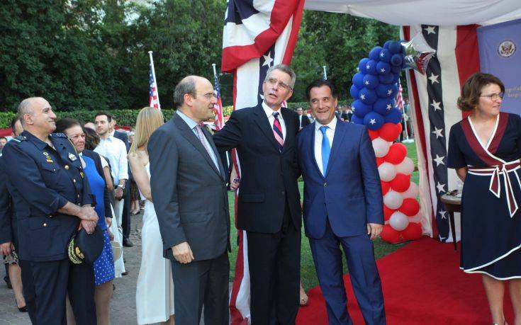 ÁÈÇÍÁ-Äåîßùóç ôïõ Áìåñéêáíïý ÐñÝóâç ÔæÝöñõ ÐÜéô ãéá ôçí åèíéêÞ åïñôÞ ôùí ÇÐÁ , ÇìÝñá Áíåîáñôçóßáò. (Eurokinissi-ÌÐÏÍÇÓ ×ÑÇÓÔÏÓ) ÁÈÇÍÁ-Äåîßùóç ôïõ Áìåñéêáíïý ÐñÝóâç ÔæÝöñõ ÐÜéô ãéá ôçí åèíéêÞ åïñôÞ ôùí ÇÐÁ , ÇìÝñá Áíåîáñôçóßáò. (Eurokinissi-ÌÐÏÍÇÓ ×ÑÇÓÔÏÓ)