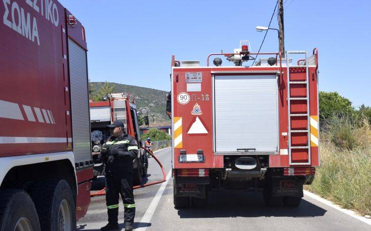 Αυτοκίνητο πήρε φωτιά εν κινήσει στην εθνική οδό Κορίνθου &#8211; Πατρών