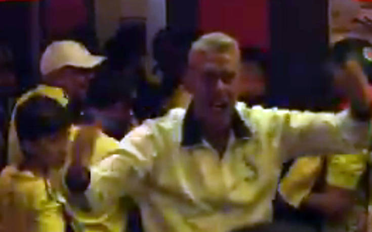 Άγγλος οπαδός πανηγυρίζει τρελά την πρόκριση σε μπαρ γεμάτο Κολομβιανούς