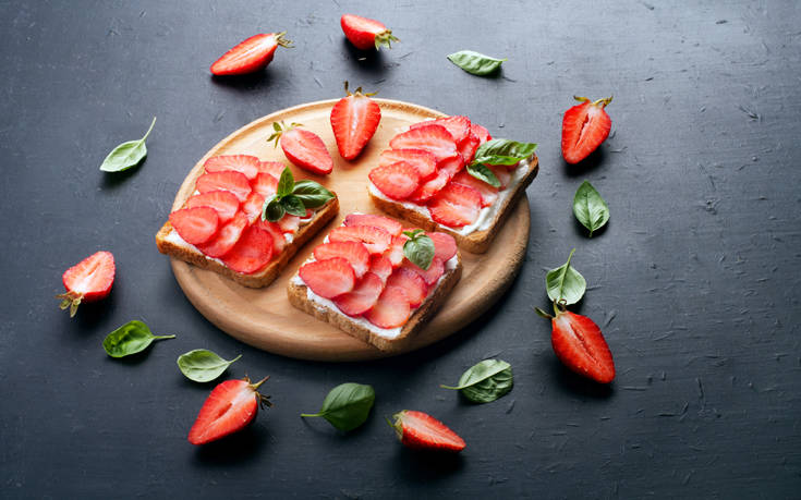 Φρυγανισμένο ψωμί με τυρί κρέμα και φράουλες