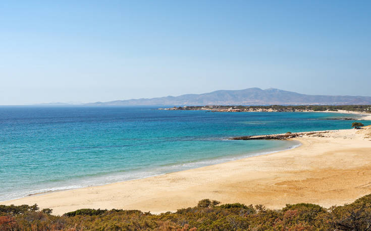 Η απέραντη αμμουδερή παραλία Πυργάκι στη Νάξο