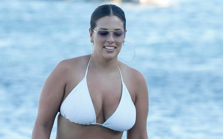 Η Ashley Graham αναστάτωσε τη Μύκονο με τις πλούσιες καμπύλες της