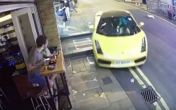 Ακυβέρνητη Λαμποργκίνι παρκάρει μόνη της σε πεζοδρόμιο