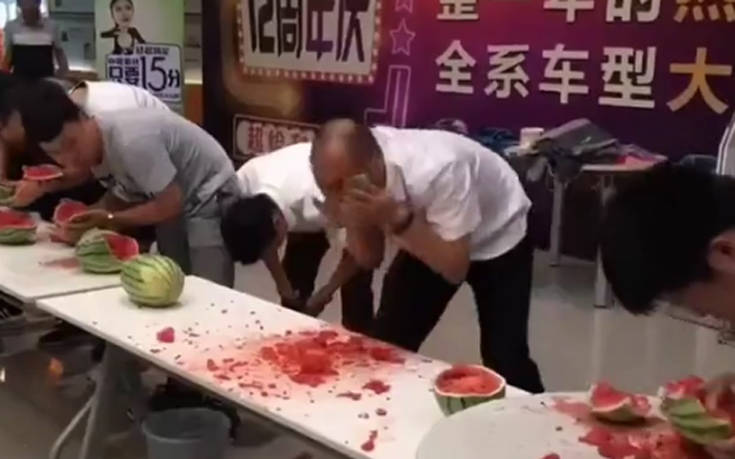 Ήθελε πολύ να κερδίσει σε ένα διαγωνισμό καρπουζιού και έκανε τα πάντα γι&#8217; αυτό