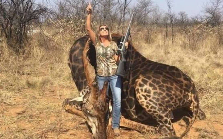 Οργή για την κυνηγό που πόζαρε περήφανη με το σπάνιο θύμα της