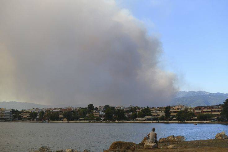 Έκλεισε η κυκλοφορία από και προς Βόρεια Εύβοια λόγω της πυρκαγιάς