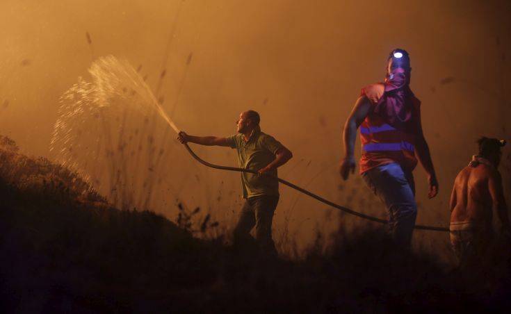 Περισσότεροι από 400 πυροσβέστες δίνουν μάχη με τις φλόγες στην Πορτογαλία