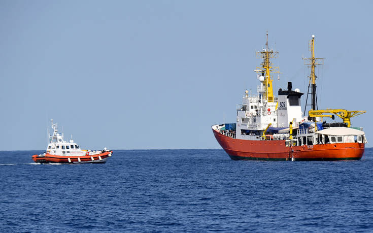 Στη Βαλέτα 58 μετανάστες και μία σκυλίτσα από το πλοίο Aquarius
