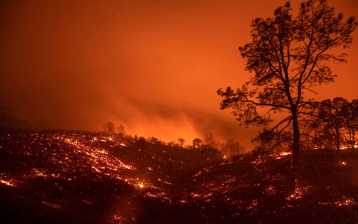 Μεγάλη πυρκαγιά κατακαίει τη βόρεια Καλιφόρνια