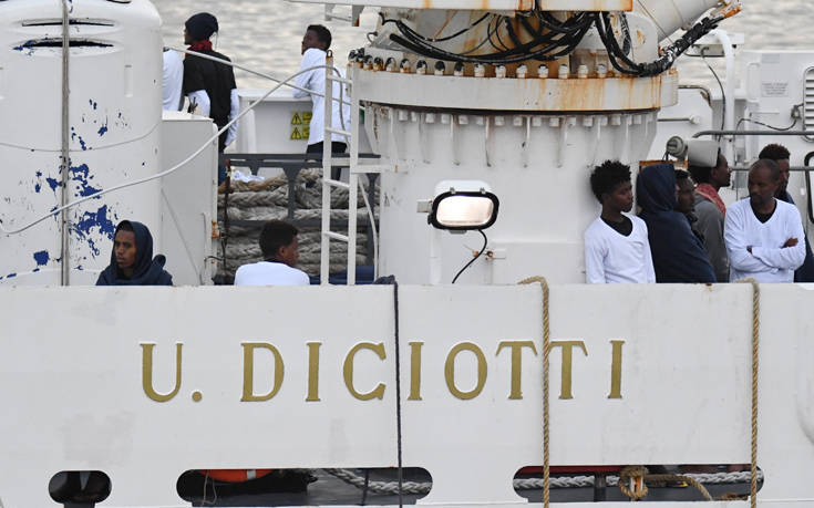Συμπτώματα ψώρας σε αρκετούς από τους μετανάστες του πλοίου Diciotti