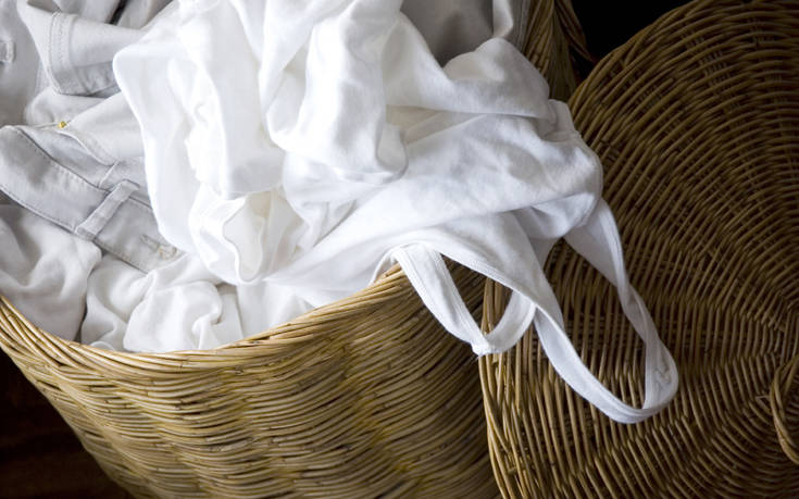 Έξυπνα κόλπα για να κάνετε τα άσπρα ρούχα… ξέξασπρα