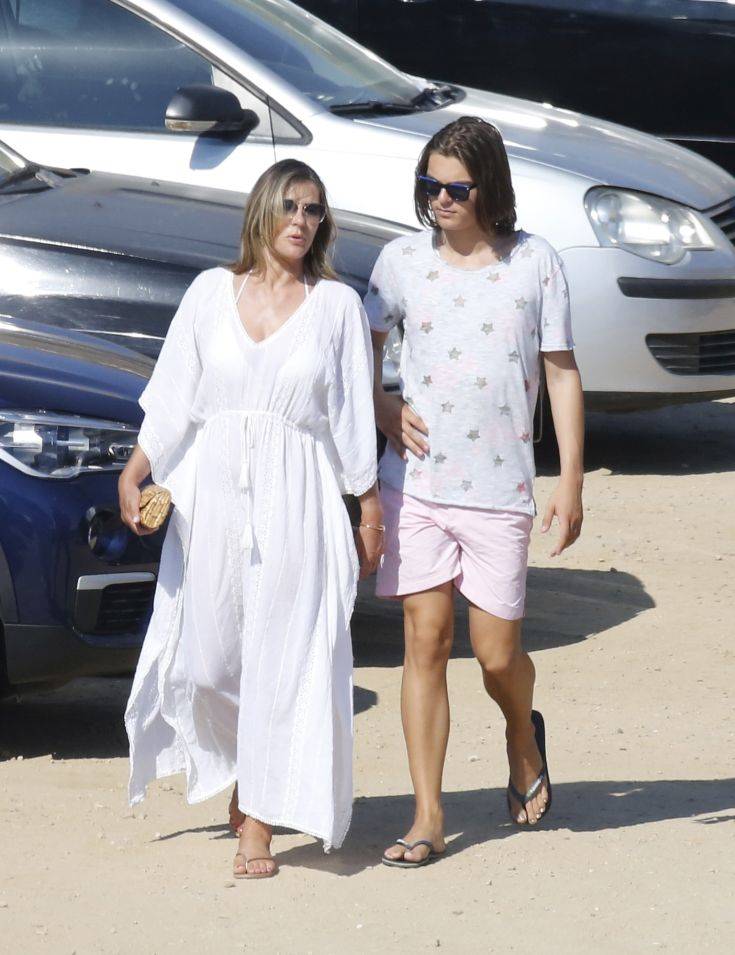 3042 ELIZABETH HURLEY DAMIAN HURLEY 1672018