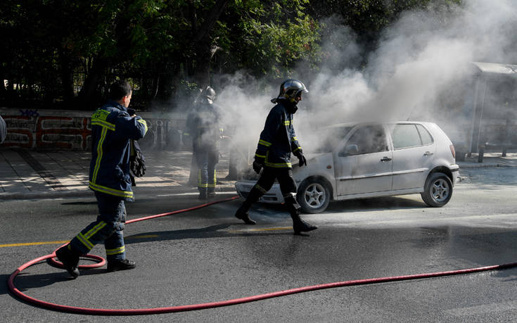 Δείτε φωτογραφίες από το αυτοκίνητο που πήρε φωτιά στην Αλεξάνδρας