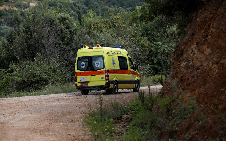 Το αυτοκίνητο «καρφώθηκε» σε ελιά και ο οδηγός τραυματίστηκε σοβαρά