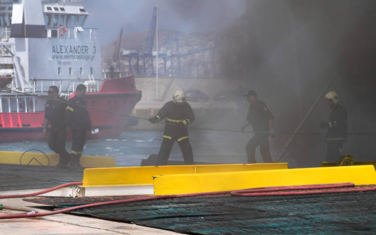 Νέες εικόνες από τη φωτιά στο «Ελευθέριος Βενιζέλος» μετά το άνοιγμα του καταπέλτη