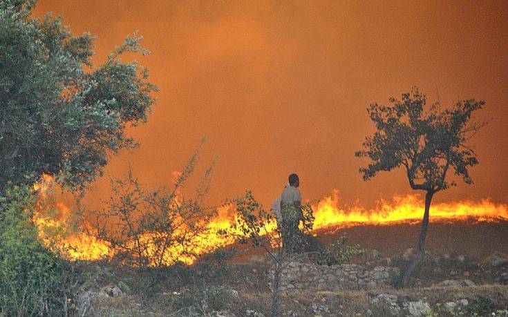 Ολονύχτια μάχη με τα πύρινα μέτωπα στη Ζάκυνθο