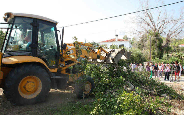 Εικόνες από την κατεδάφιση μαντρότοιχου στη Χαλκιδική για να ανοίξει πρόσβαση στη θάλασσα