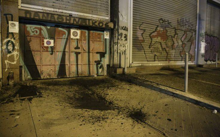 Φωτογραφίες από την επίθεση του Ρουβίκωνα σε κτίριο του υπουργείου Υποδομών