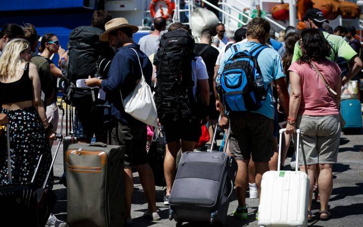 Εγκαταλείπουν κατά χιλιάδες την Αθήνα οι εκδρομείς του Δεκαπενταύγουστου