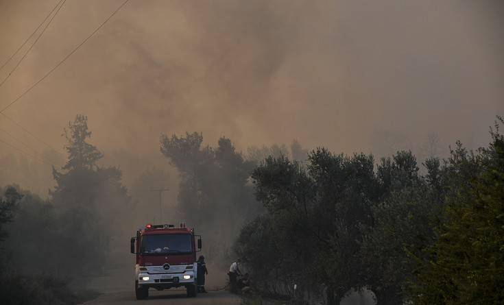 Σε εξέλιξη η φωτιά στην Εύβοια